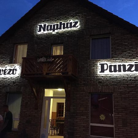 Bed and Breakfast Naphaz Panzio Тисафюред Экстерьер фото